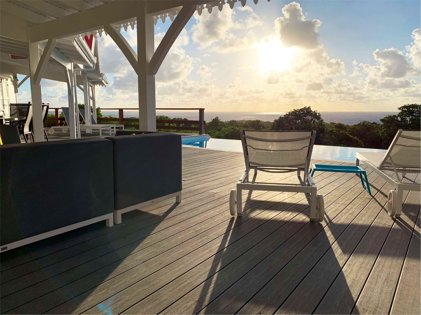 La terrasse de la villa face à la mer au coucher du soleil