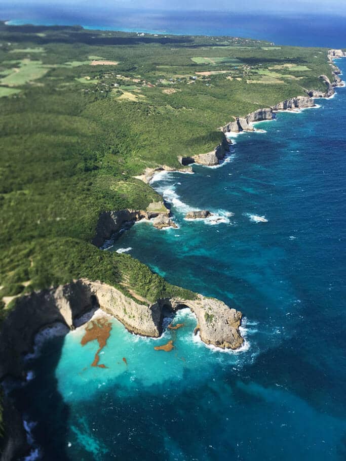 Falaises et arche naturelle de Marie-Galante, vues d’avion