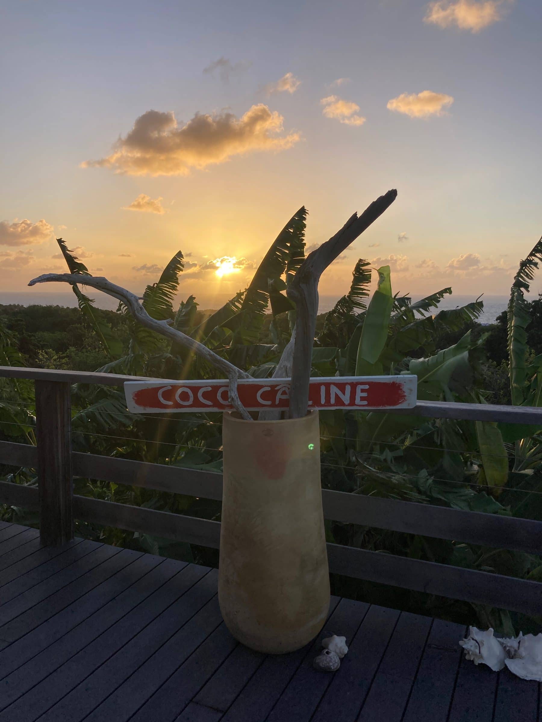 Le panneau Coco Câline sur la terrasse, au lever du soleil