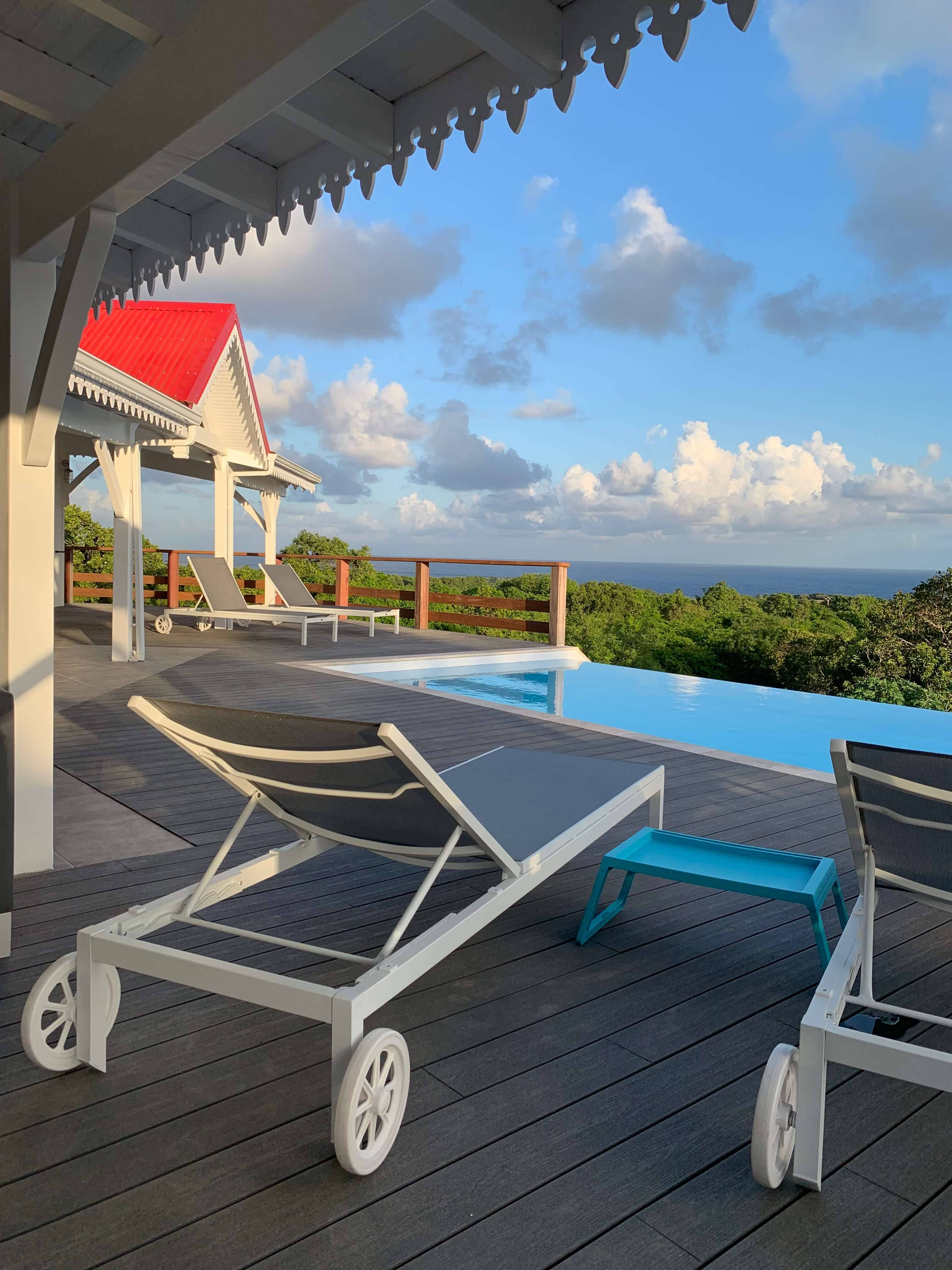 La terrasse et la piscine de la villa au petit matin, face à la mer des Caraïbes